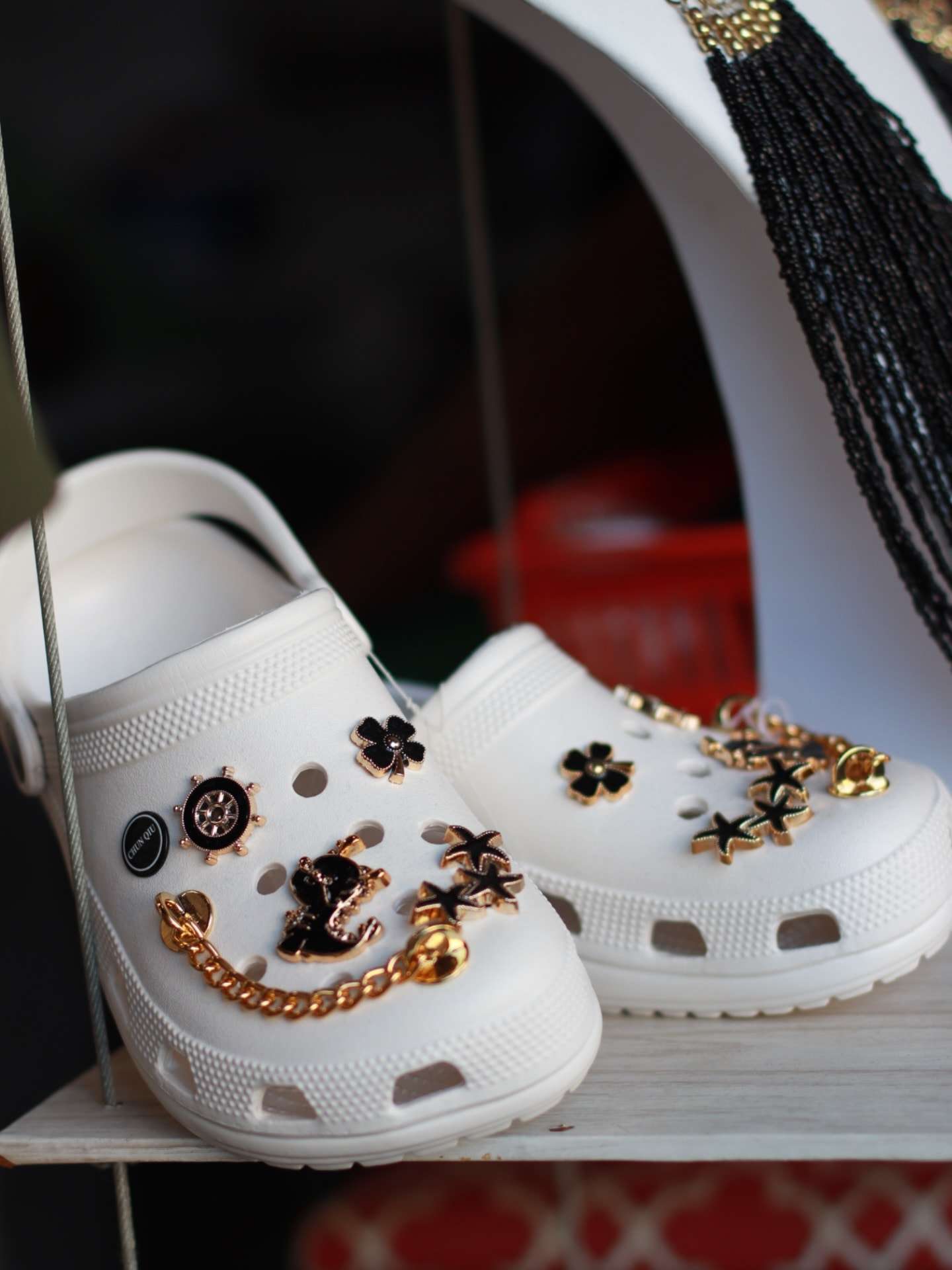 Sandálias brancas decoradas com charms dourados