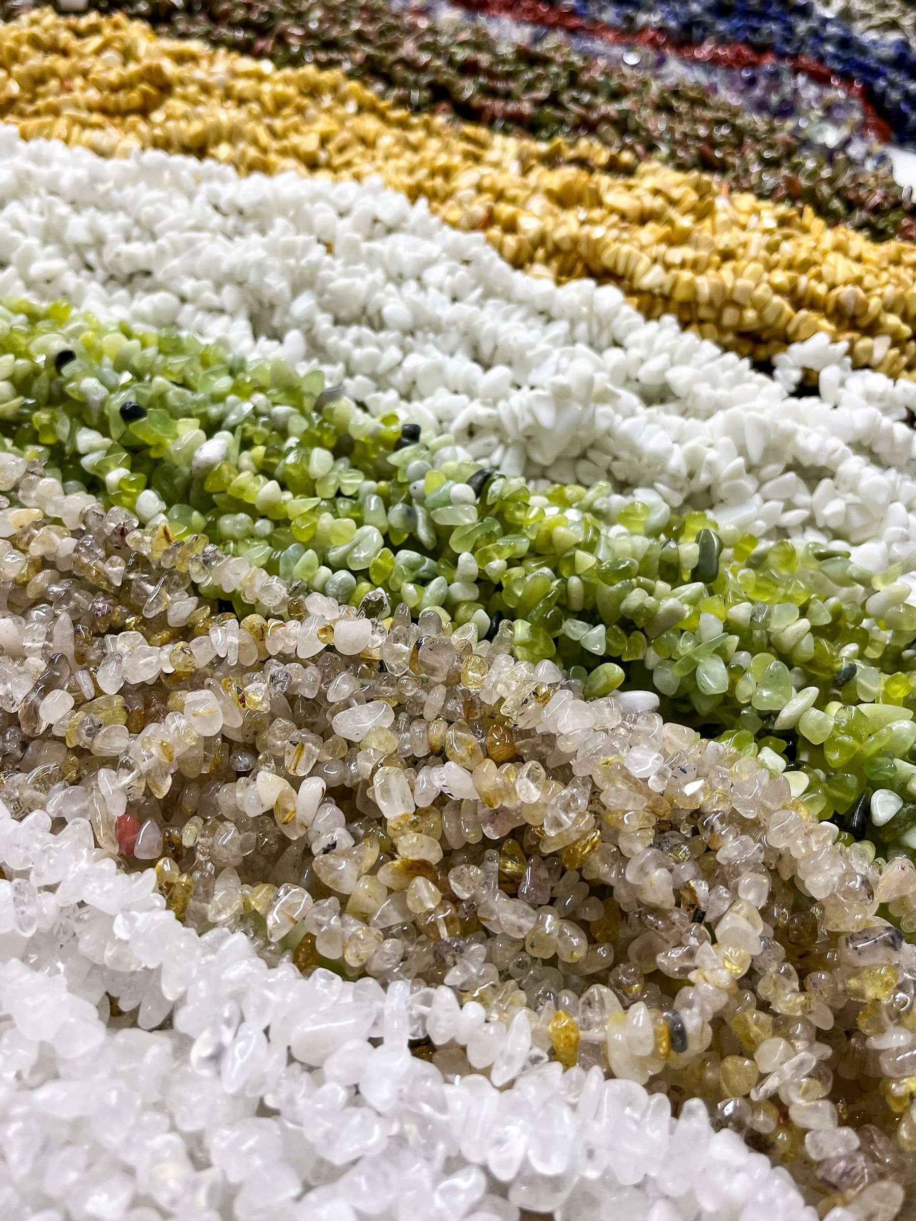 Faixas diagonais de cascalho em amarelo, branco, verde e citrino